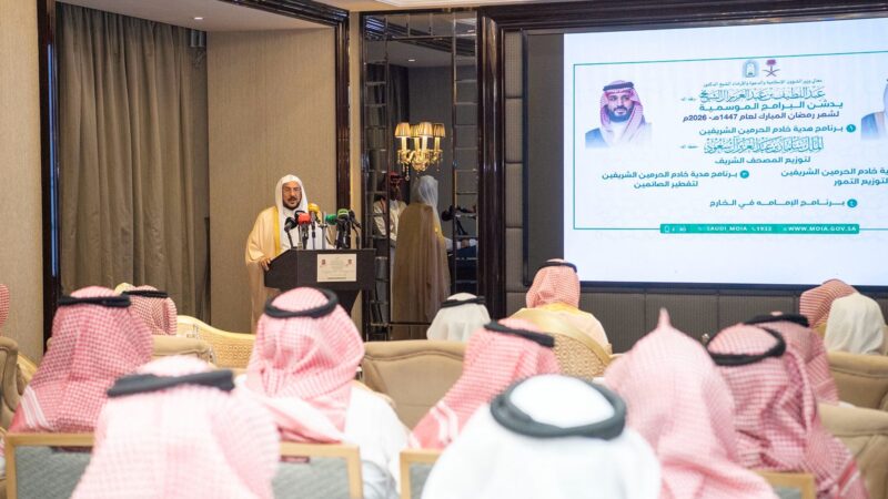 وزير الشؤون الإسلامية يدشن برامج خادم الحرمين الشريفين لتوزيع المصاحف والتمور وتفطير الصائمين