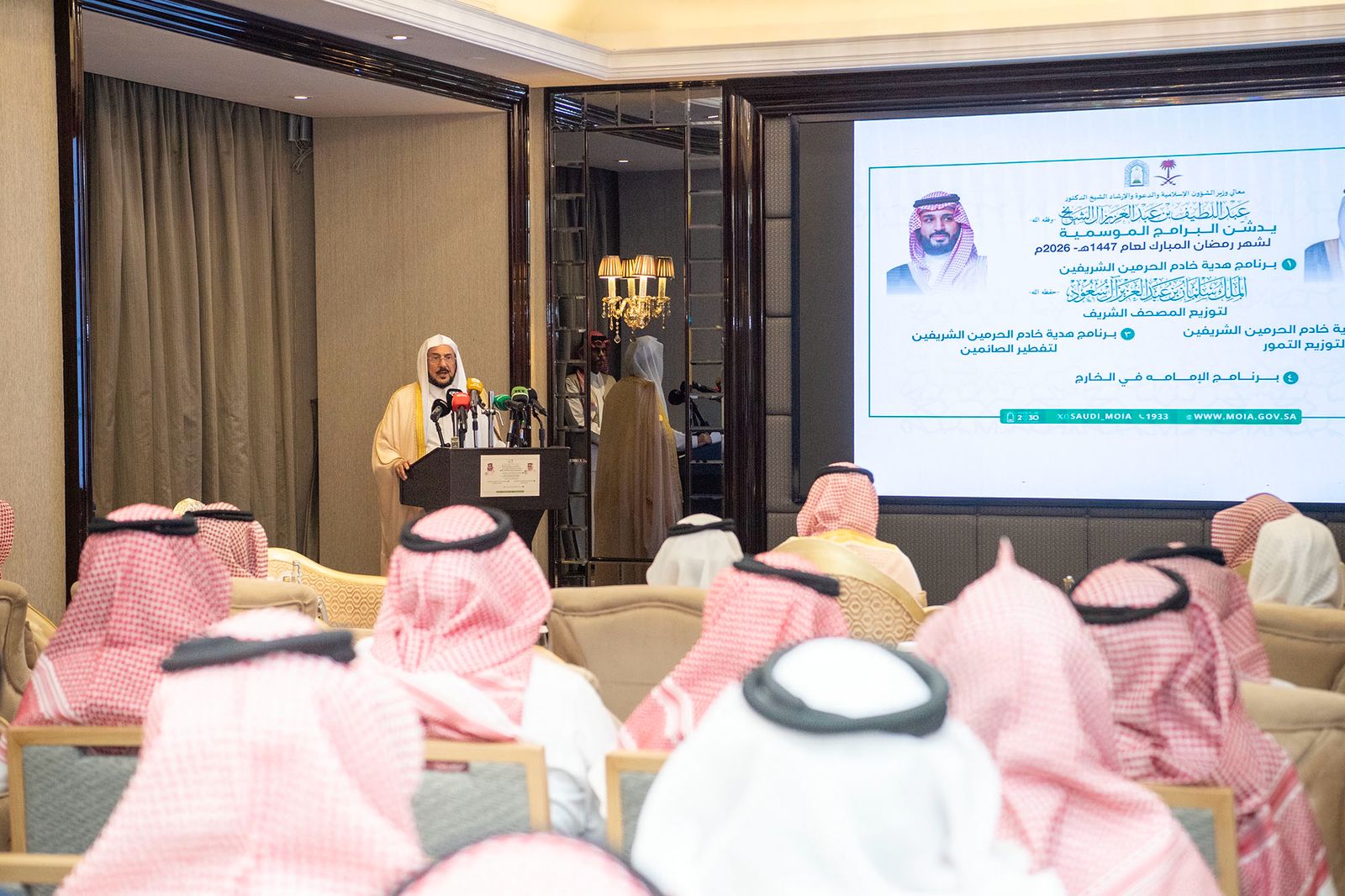 وزير الشؤون الإسلامية يدشن برامج خادم الحرمين الشريفين لتوزيع المصاحف والتمور وتفطير الصائمين