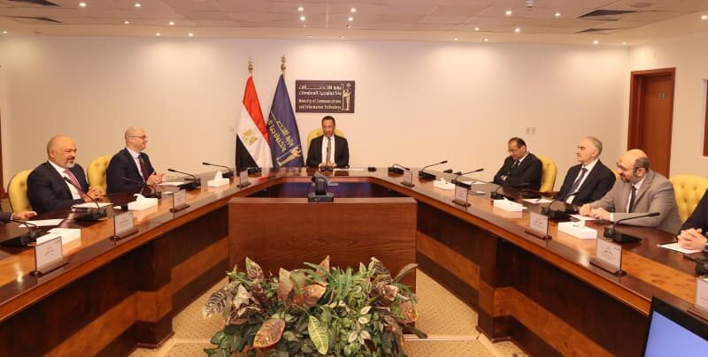 وزير الاتصالات يشهد توقيع عدد من الاتفاقيات التجارية بين الشركة المصرية للاتصالات وشركة إي آند مصر والجهاز القومي لتنظيم الاتصالات