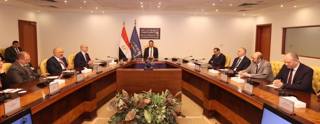 وزير الاتصالات يشهد توقيع عدد من الاتفاقيات التجارية بين الشركة المصرية للاتصالات وشركة إي آند مصر والجهاز القومي لتنظيم الاتصالات