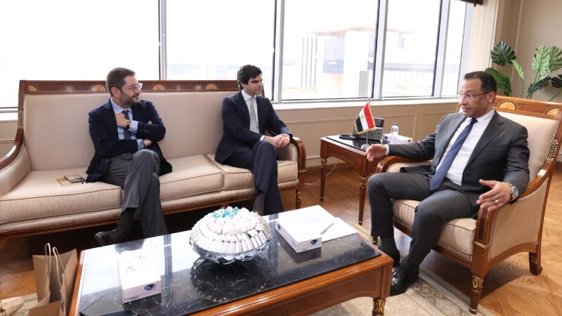 وزير الاتصالات يبحث مع الرئيس التنفيذي لجامعة IE الإسبانية آفاق التعاون في بناء القدرات الرقمية للشباب