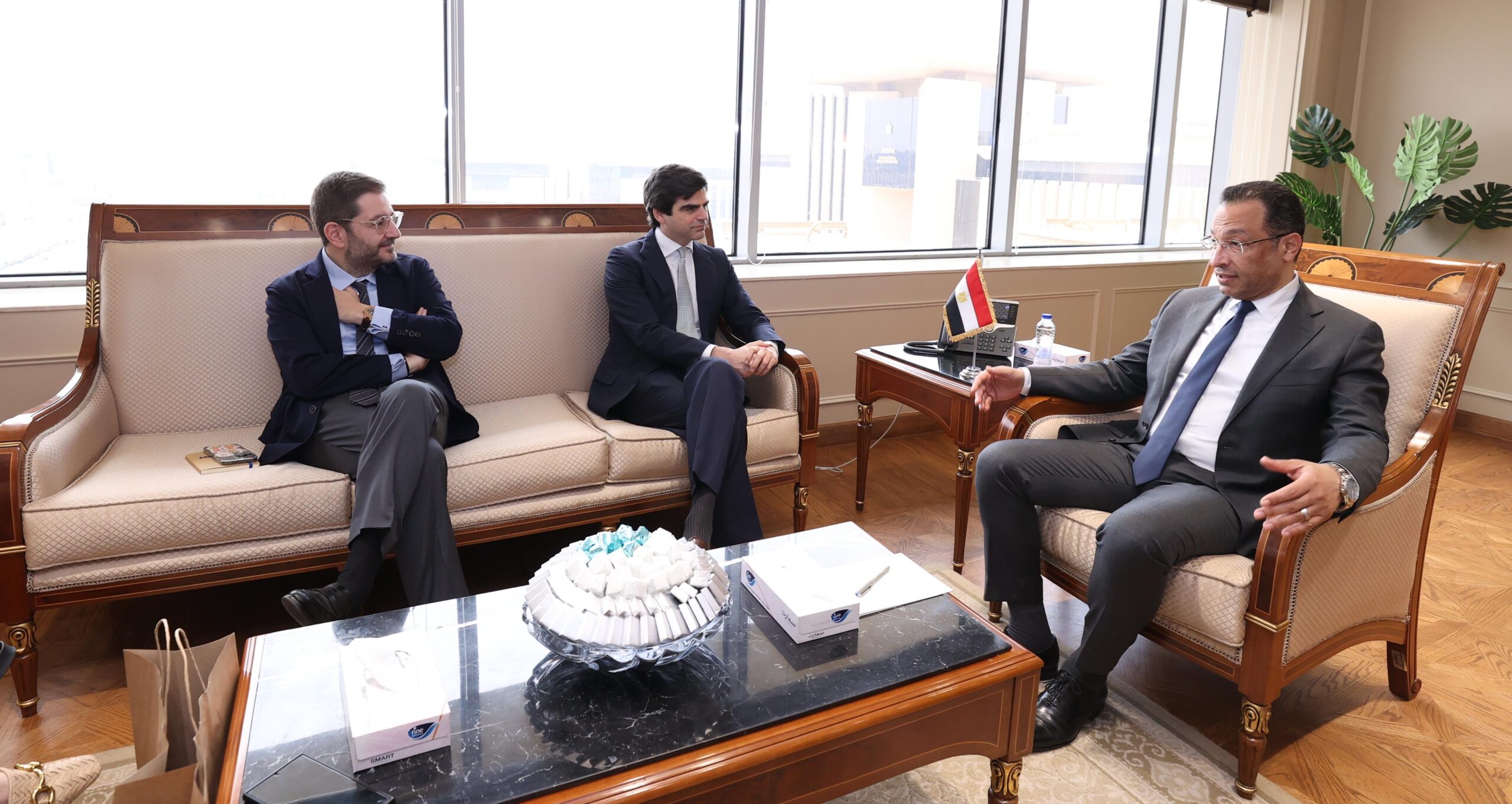 وزير الاتصالات يبحث مع الرئيس التنفيذي لجامعة IE الإسبانية آفاق التعاون في بناء القدرات الرقمية للشباب