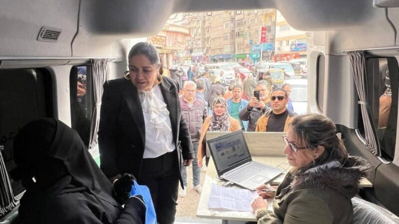 نائب محافظ القاهرة للمنطقة الشرقية تتابع سيارة المراكز التكنولوجية المتنقلة