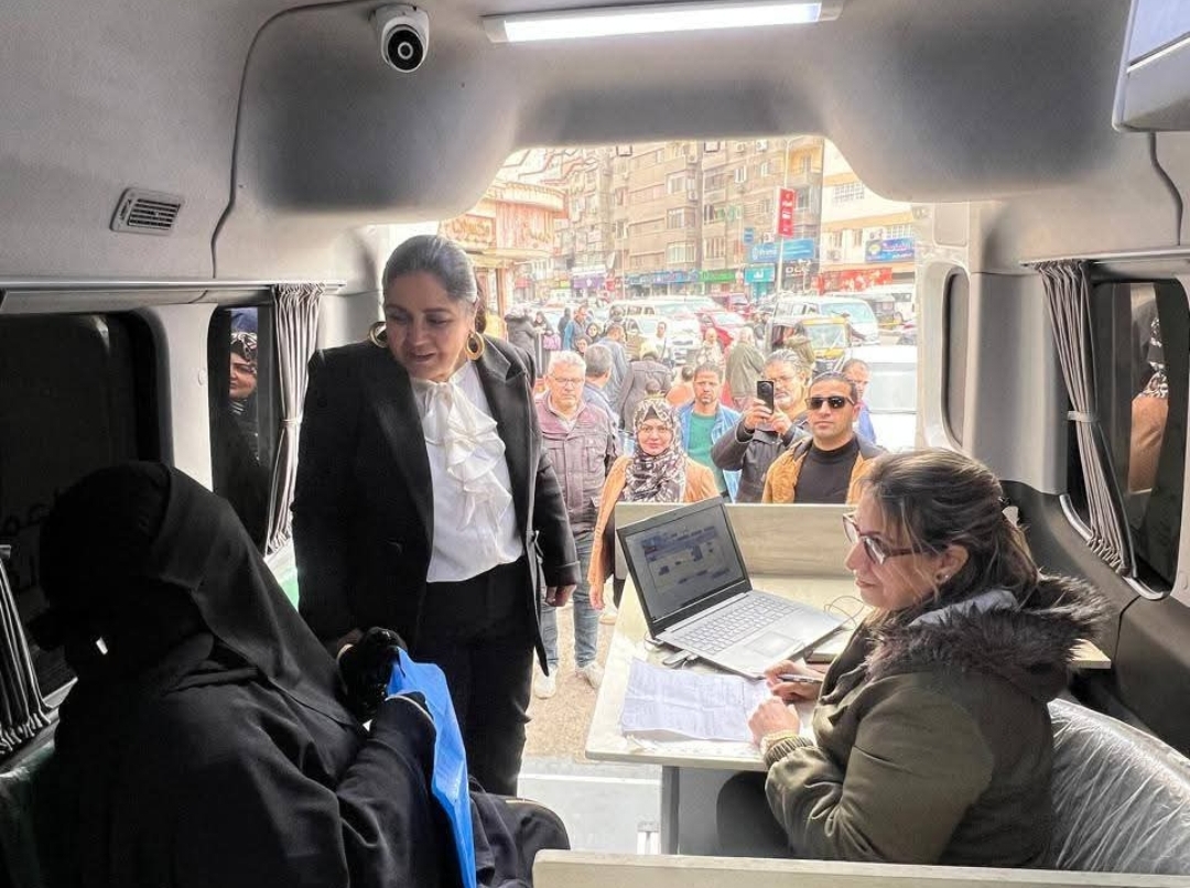 نائب محافظ القاهرة للمنطقة الشرقية تتابع سيارة المراكز التكنولوجية المتنقلة