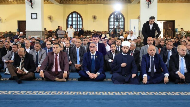 احتفالا بالعيد القومي لمحافظة الجيزة …محافظ القاهرة يؤدي صلاة الجمعة بمسجد السيدة خديجة بنت خويلد بمدينة السادس من أكتوبر