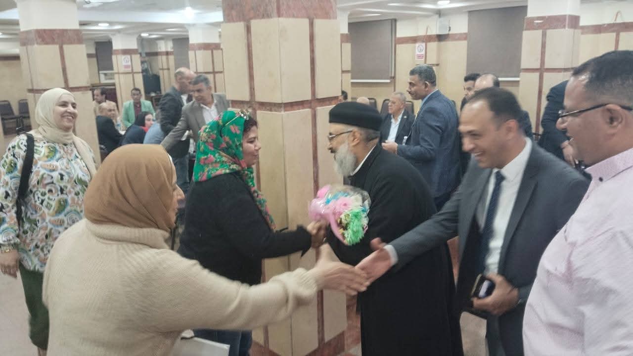 رئيس حى الأميرية تزور كنيسة السيدة العذراء مريم بالأميرية  لتقديم التهنئة للأخوة الأقباط بالعيد