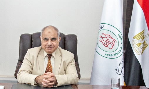 “الأطباء العرب” يطالب بضرورة تعزيز التغطية الصحية الشاملة دون عوائق أو تمييز