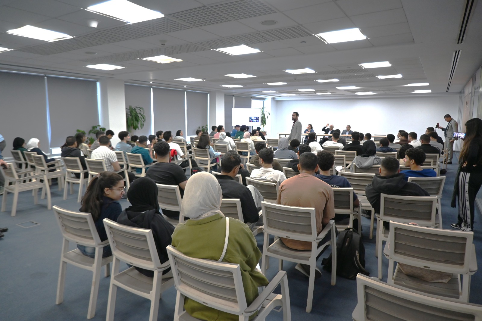 شركة RAKICT تستعرض مستقبل التدريب في الذكاء الاصطناعي لطلبة الهندسة من داخل الأكاديمية العربية بالقرية الذكية