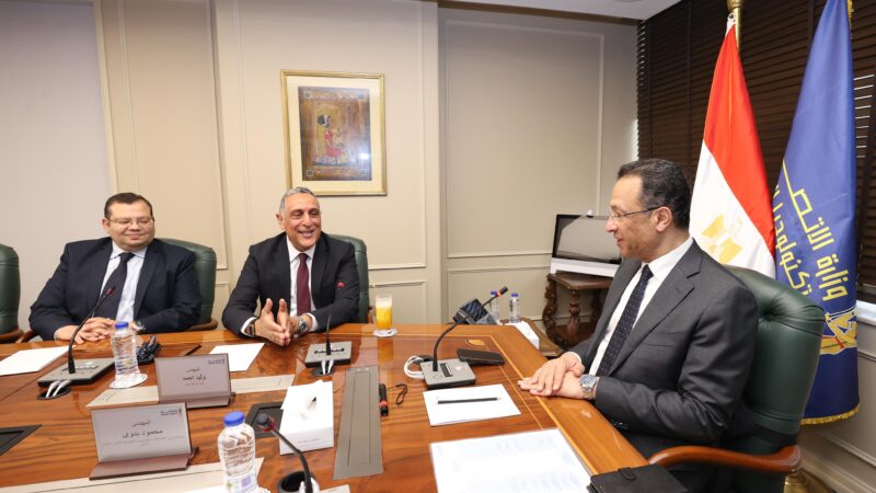 وزير الاتصالات   يناقش مع المدير الإقليمي لشركة Oracle مصر خطط الشركة لتعزيز التعاون في مجال التحول الرقمي في مصر