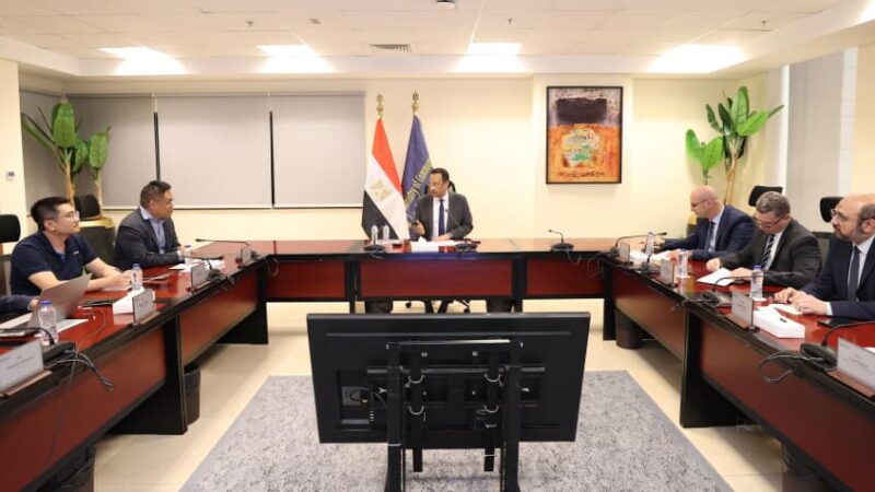 وزير الاتصالات يبحث مع شركة هونر HONOR العالمية خططها المستقبلية لتصنيع الهواتف الذكية في مصر
