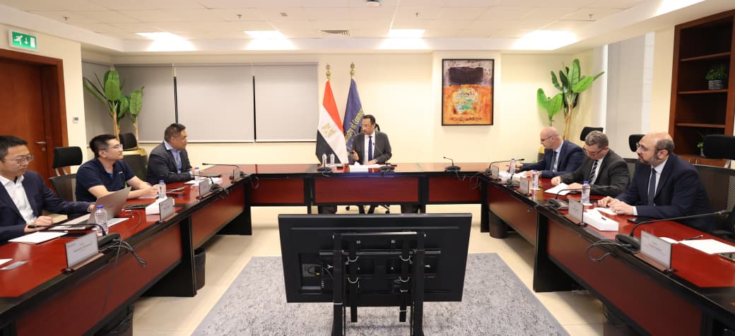 وزير الاتصالات يبحث مع شركة هونر HONOR العالمية خططها المستقبلية لتصنيع الهواتف الذكية في مصر