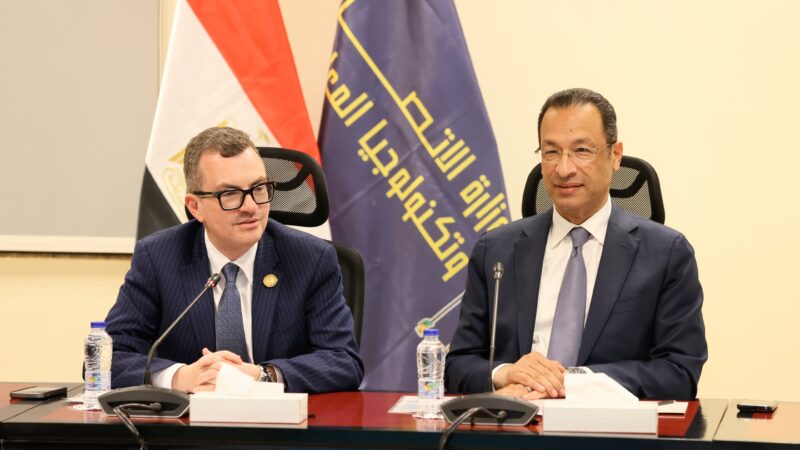 وزيرا الاتصالات والتخطيط ونائب وزير المالية يبحثون التعاون المشترك للتحول الرقمي وترتيب الاتفاقيات المزمع توقيعها مع كبرى الشركات العالمية