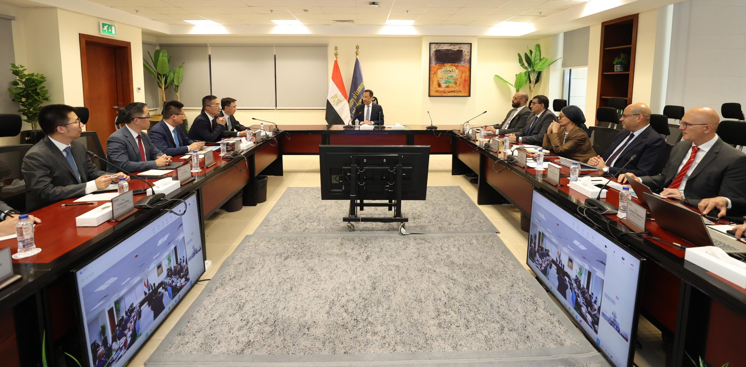 وزير الاتصالات يبحث مع مسئولي شركة هواوي Huawei تعزيز التعاون في مجال الاتصالات والتكنولوجيات المتقدمة والحوسبة السحابية وبناء القدرات الرقمية