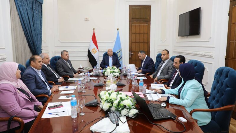محافظ القاهرة يترأس اللجنة العليا للقيادات لإجراء المقابلات الشخصية للمتقدمين لشغل وظائف مدير عام