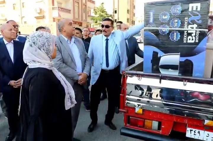 تأكيدا لما نشرناه بالأمس.. محافظ القاهرة يهدي جهاز كامل لعروس منشية ناصر بدلا مما حرق