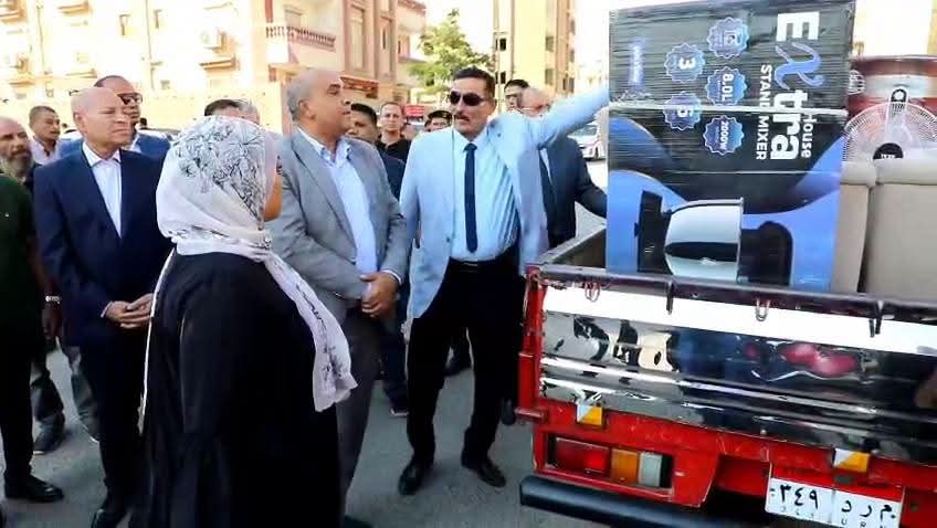 تأكيدا لما نشرناه بالأمس.. محافظ القاهرة يهدي جهاز كامل لعروس منشية ناصر بدلا مما حرق