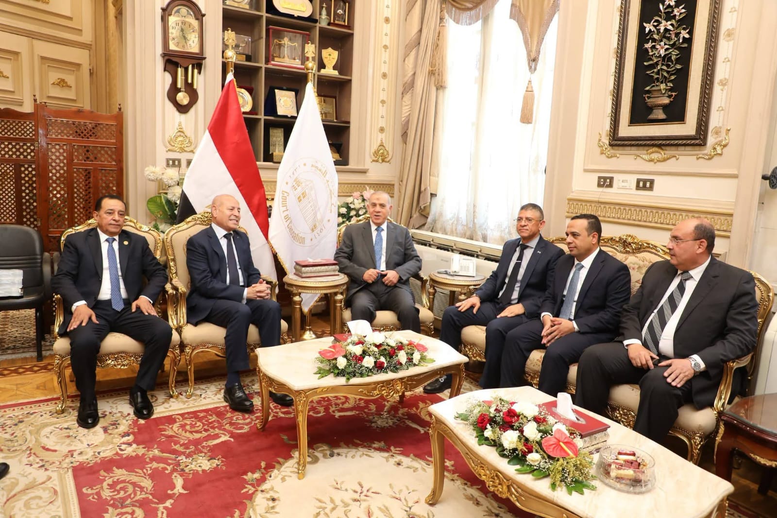 محافظ القاهرة يهنئ رئيس محكمة النقض ورئيس مجلس القضاء الأعلى بتوليه مهام منصبه