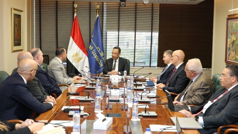 وزير الاتصالات يبحث مع شركة إرنست ويونغ (EY) بمنطقة الشرق الأوسط وشمال إفريقيا خطط توسع الشركة في مصر