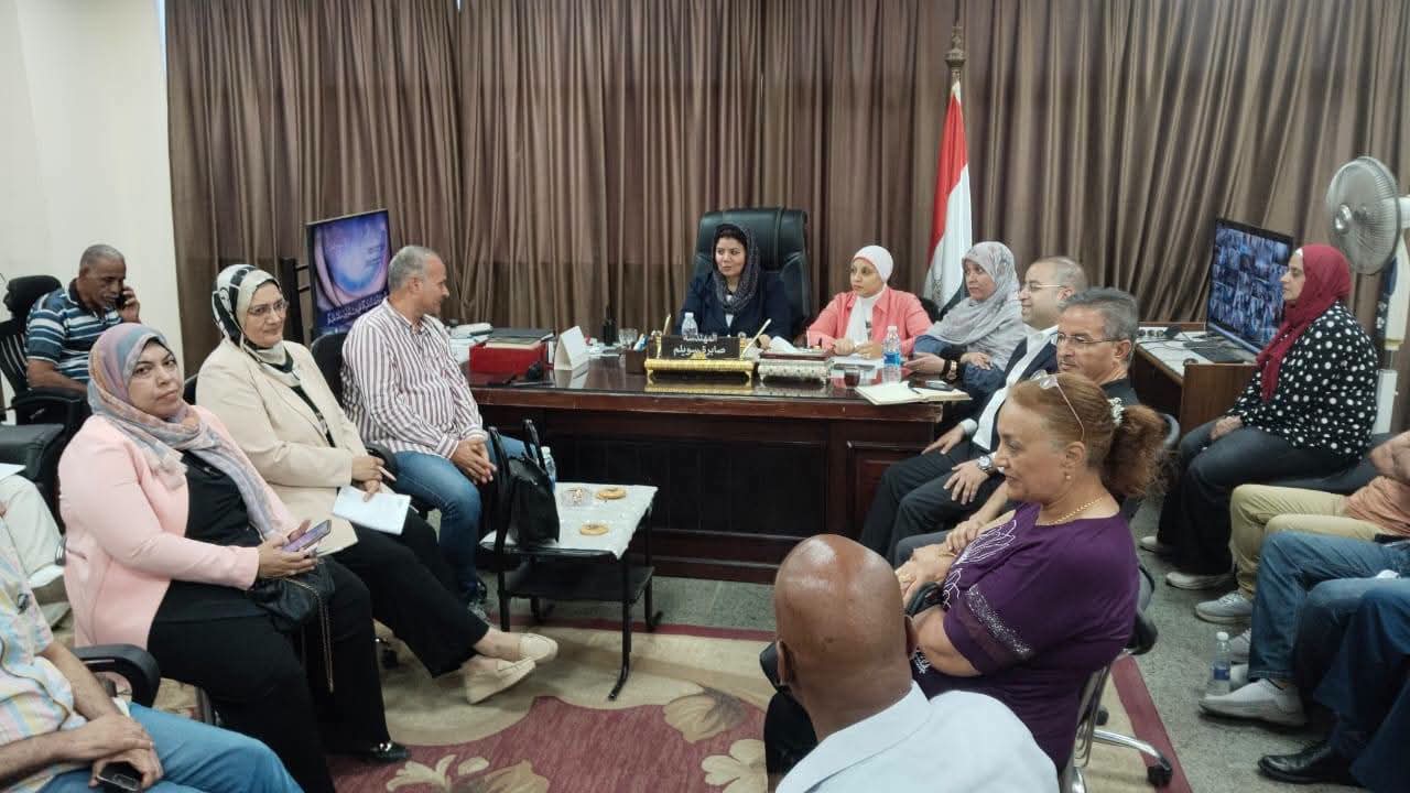 رئيس حي الأميرية تتابع ملفات الخدمات والتطوير الميداني مع أهالي الحي