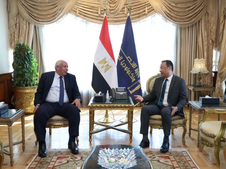 وزير الاتصالات يبحث مع محافظ مطروح الموقف التنفيذي لمشروعات الاتصالات بالمحافظة