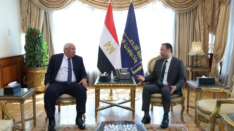 وزير الاتصالات يبحث مع محافظ مطروح الموقف التنفيذي لمشروعات الاتصالات بالمحافظة