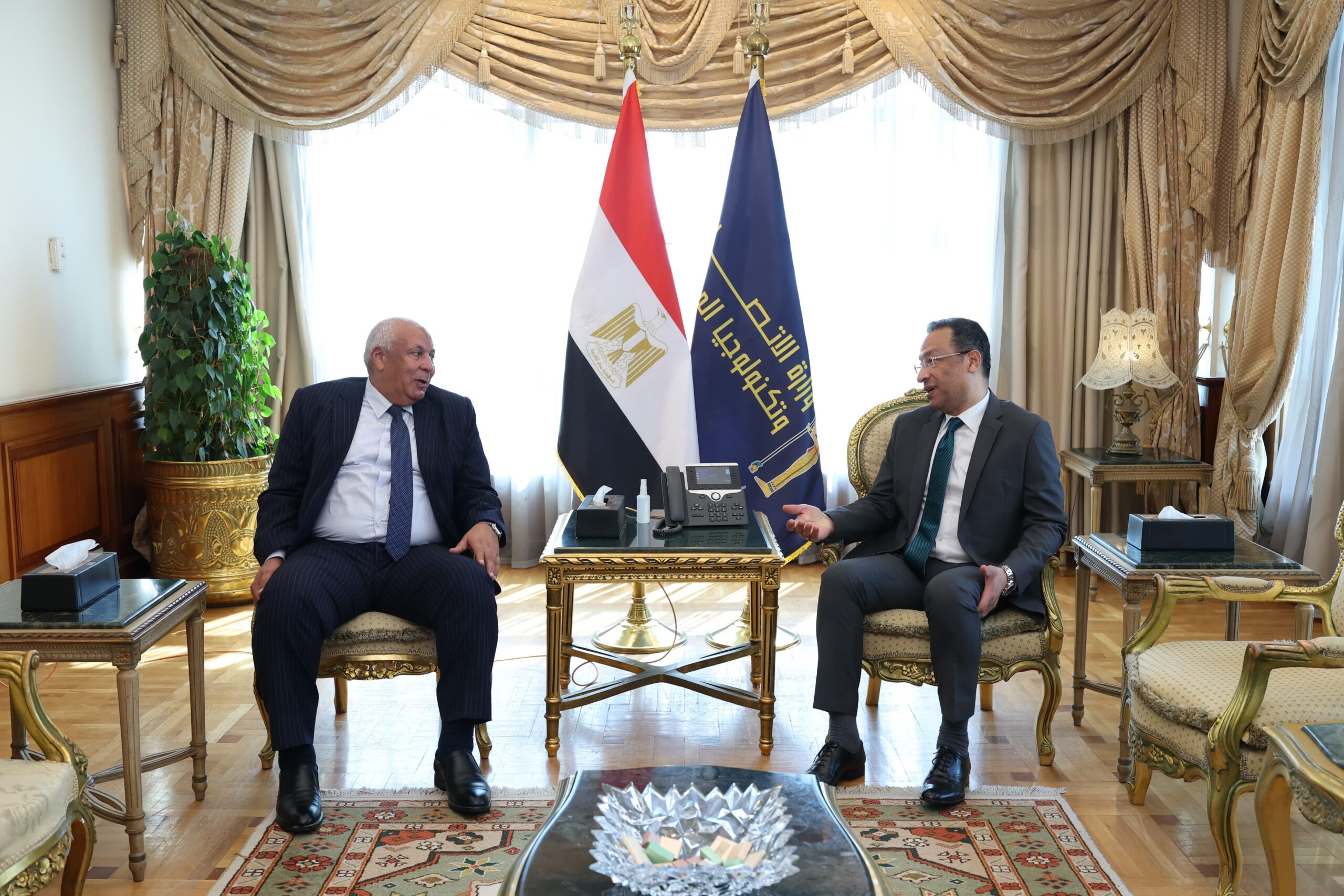 وزير الاتصالات يبحث مع محافظ مطروح الموقف التنفيذي لمشروعات الاتصالات بالمحافظة