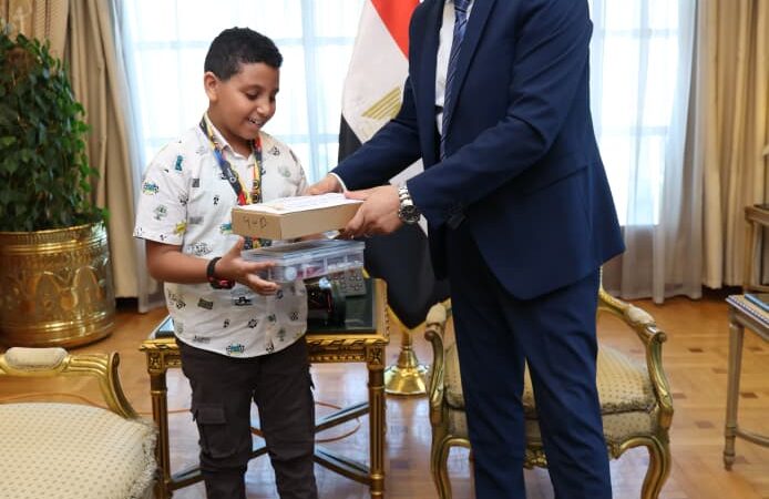 وزير الاتصالات يكرم الطفل مارتيروس مينا البالغ من العمر 10 أعوام لتميزه العالمي في البرمجة والروبوتات