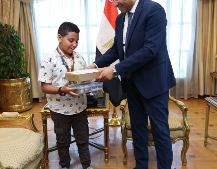 وزير الاتصالات يكرم الطفل مارتيروس مينا البالغ من العمر 10 أعوام لتميزه العالمي في البرمجة والروبوتات