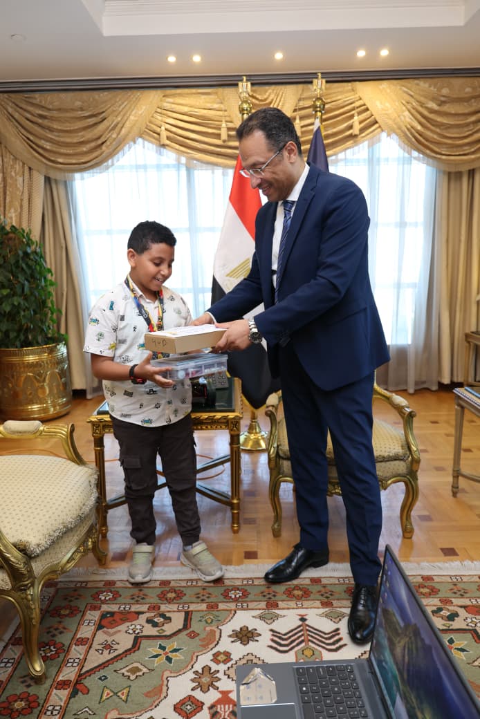 وزير الاتصالات يكرم الطفل مارتيروس مينا البالغ من العمر 10 أعوام لتميزه العالمي في البرمجة والروبوتات