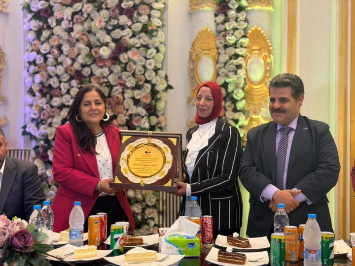 نائب محافظ القاهرة للمنطقة الشرقية  تكرم رئيس حي السلام ثان وتوليها رئاسة النزهة