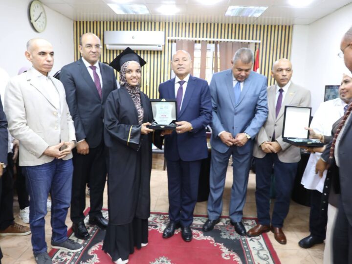 محافظ القاهرة يكرم 15 من أوائل خريجات معاهد التمريض