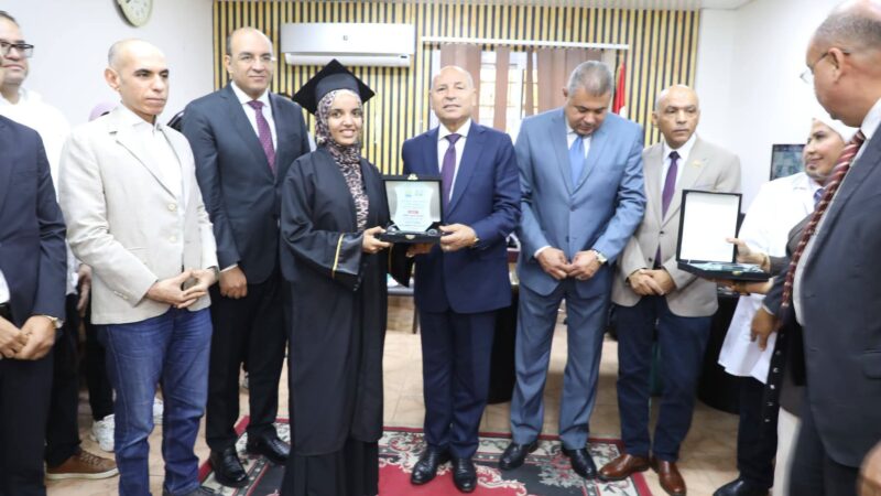 محافظ القاهرة يكرم 15 من أوائل خريجات معاهد التمريض