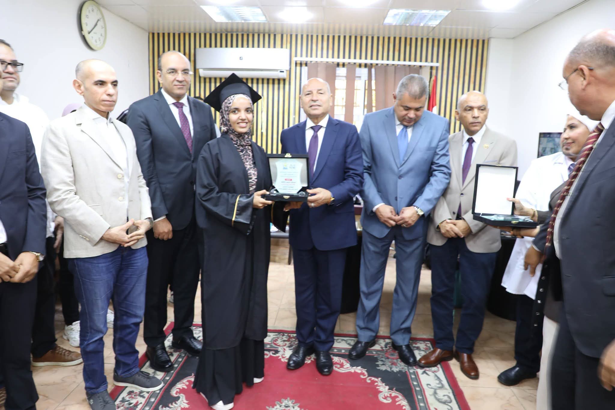 محافظ القاهرة يكرم 15 من أوائل خريجات معاهد التمريض