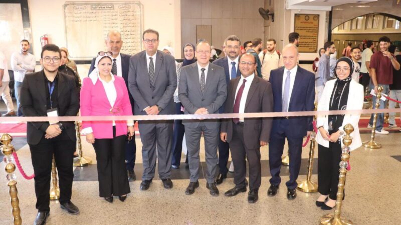 نائب رئيس جامعة طنطا وعميد كلية الطب يفتتحان المؤتمر الطلابي العلمي الأول