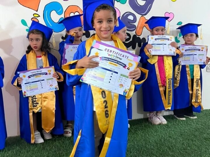 أحمد إبراهيم مدكور يحتفل بتخرجه ويستعد لمرحلة جديدة في حياته التعليمية