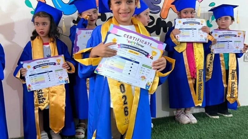 أحمد إبراهيم مدكور يحتفل بتخرجه ويستعد لمرحلة جديدة في حياته التعليمية