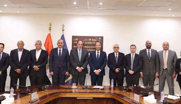 وزير الاتصالات يبحث مع وفد جمعية رجال الأعمال المصريين فرص الاستثمار فى صناعة التعهيد ويستعرض مشروعات التحول الرقمي