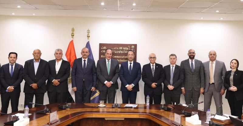 وزير الاتصالات يبحث مع وفد جمعية رجال الأعمال المصريين فرص الاستثمار فى صناعة التعهيد ويستعرض مشروعات التحول الرقمي