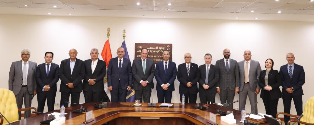 وزير الاتصالات يبحث مع وفد جمعية رجال الأعمال المصريين فرص الاستثمار فى صناعة التعهيد ويستعرض مشروعات التحول الرقمي