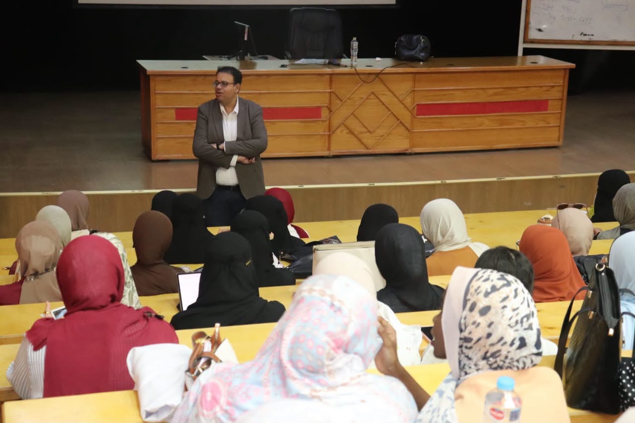 عميد طب طنطا يتابع سير العملية التعليمية ويؤكد انتظام الدراسة
