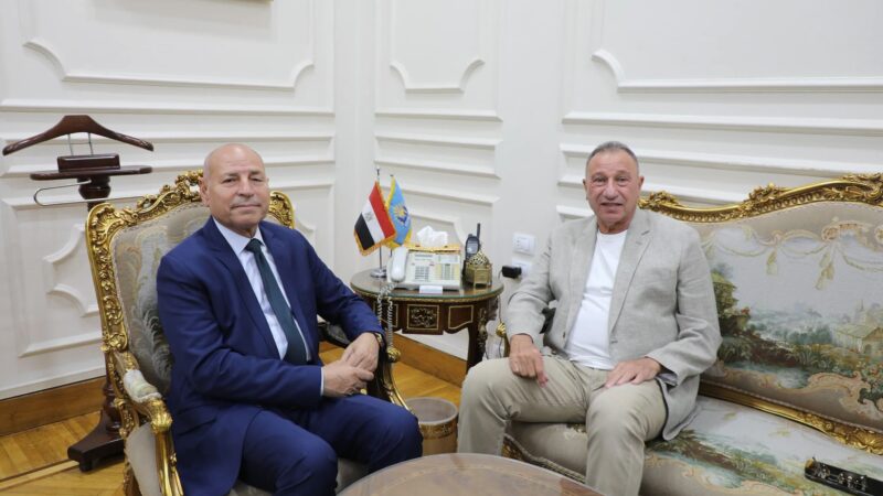 محافظ القاهرة يبحث تعزيز التعاون مع النادي الأهلي بلقاءه للكابتن الخطيب